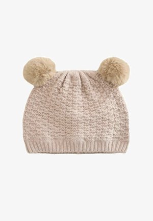 Strikket beige vinterhue med to bløde pomponer på toppen, med et struktureret maskemønster og ribbet kant.