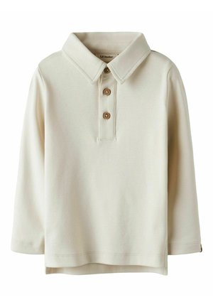 Polo à manches longues beige avec une patte de boutonnage, texture douce et col plat. Dispose de trois boutons en bois et d'un ourlet droit.