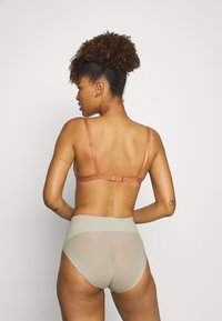 Spanx SPANXSUPERSMOOTH™ UNDIE-TECTABLE® BRIEF - Calças - celadon