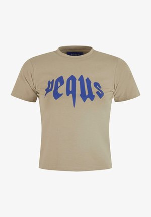 Tricou din bumbac bej cu guler rotund, având un design grafic mare cu text albastru pe față, mâneci scurte și o margine dreaptă.