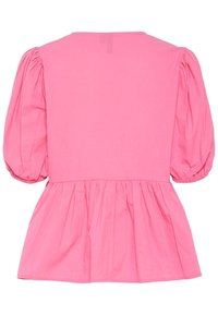 Blouse en coton rose avec un col rond, des manches courtes bouffantes et un peplum froncé à l'ourlet pour une coupe ample. Texture lisse.
