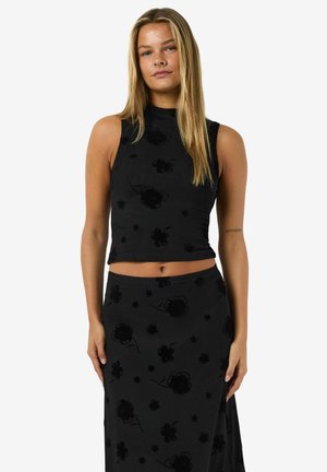 Haut noir sans manches et court, avec une jupe assortie, tous deux présentant un motif floral subtil. Fabriqué en tissu doux avec une texture lisse.