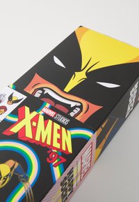 X-Men '97 tēmas iepakojums ar spilgtām krāsām, grafisko dizainu, izteiktu Vulverīna seju un logotipu ar varavīksnes akcentiem.