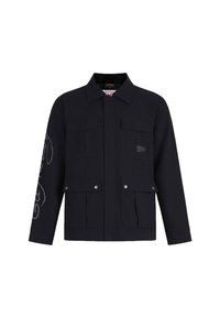 Czarna kurtka z czterema przednimi kieszeniami z klapami, zatrzaskami, kołnierzem oraz szarym haftem na lewym rękawie i na piersi.