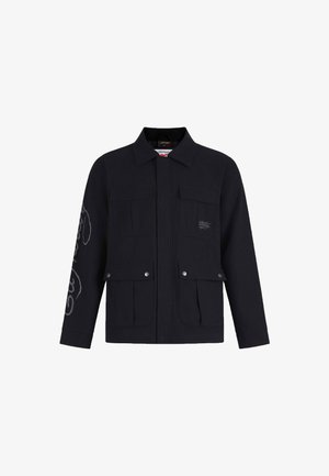 Giacca nera con quattro tasche anteriori a pattina, bottoni a pressione, colletto e ricamo grigio sulla manica sinistra e sul petto.