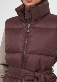 MADELEINE ANGESAGTEM KARO - Bodywarmer - nut