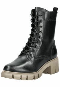 Botas de tobillo de cuero negro con punta redonda, cordones en la parte frontal y tacón de plataforma grueso en color beige. Cuenta con detalles de costura y una lengüeta.