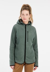 Groene fleece jacket met een capuchon, voorzien van een volledige rits aan de voorkant en zwarte accenten. Textuur op het oppervlak en details van een zijzak met rits.