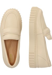 Krämfärgade loafers med en slät syntetisk läderöverkropp, vadderad krage, ruggad gummisula och perforerad sula för komfort.