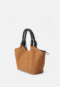 Bolsa tote em pele sintética âmbar com alças trançadas pretas e um bolso frontal. Apresenta um fecho de zip, textura suave e forma arredondada.