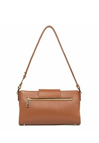 Borsa a tracolla in pelle marrone con forma rettangolare. Presenta un patta superiore, una tasca frontale con zip e una tracolla. Texture liscia e accessori in metallo dorato.