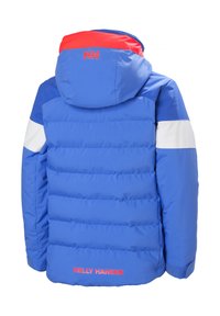 Modrá límecová bunda s červenými a bílými akcenty, s kapucí a horizontálním prošíváním. Název značky "Helly Hansen" v oranžové barvě na spodní části.