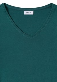 Teal v-kaula t-paita, joka on valmistettu pehmeästä ja sileästä kankaasta. Siinä on minimalistinen muotoilu, jossa on tasainen pääntie ja brändilogo kauluksessa.