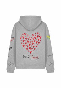 Sudadera gris con un gran gráfico de corazón rojo y el texto "SWEET heart." Presenta acentos decorativos, incluyendo mariposas y corazones en las mangas.