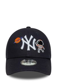 Cappellino da baseball blu navy caratterizzato da logo ricamato dei New York Yankees, grafica di un astronauta e design di un pianeta nella parte anteriore. Vestibilità regolabile.