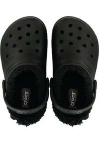 Schwarze Crocs mit einer strukturierten Oberseite, mehreren Belüftungslöchern und einer weichen, flauschigen Innenausstattung. Verfügt über einen hinteren Riemen für einen sicheren Sitz.