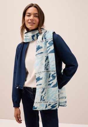 Sciarpa azzurro chiaro con motivi astratti in tonalità di blu scuro e testo "TAKE IT EASY." Realizzata in un tessuto morbido e testurizzato.