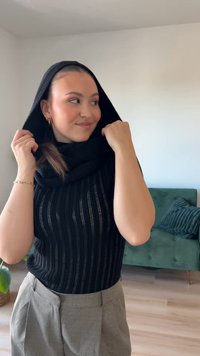 Zwart geribbeld materiaal trui met capuchon, gestyled met grijze op maat gemaakte broek. Heeft een nauwsluitende pasvorm en textuurdetails in de stof.