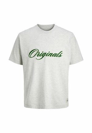 Lysegrå T-skjorte med korte ermer og grønn kursiv «Originals»-tekst sentrert på forsiden, samt en liten stoffetikett nær kanten.