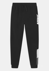 Svarta joggers gjorda av mjukt tyg, med dragsko i midjan, sidfickor och ett grått och vitt diagonalt randigt accent på benet.