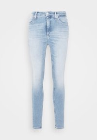 Jeans ajustados de color azul claro en una tela de mezclilla, con un lavado desgastado, cinco bolsillos y cierre de botón. Presentan una textura suave.