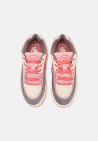 Rosa und graue Sneaker mit einem Obermaterial aus Wildleder und Leder, ausgestattet mit passenden Schnürsenkeln, einem gepolsterten Kragen und einer Gummisohle.