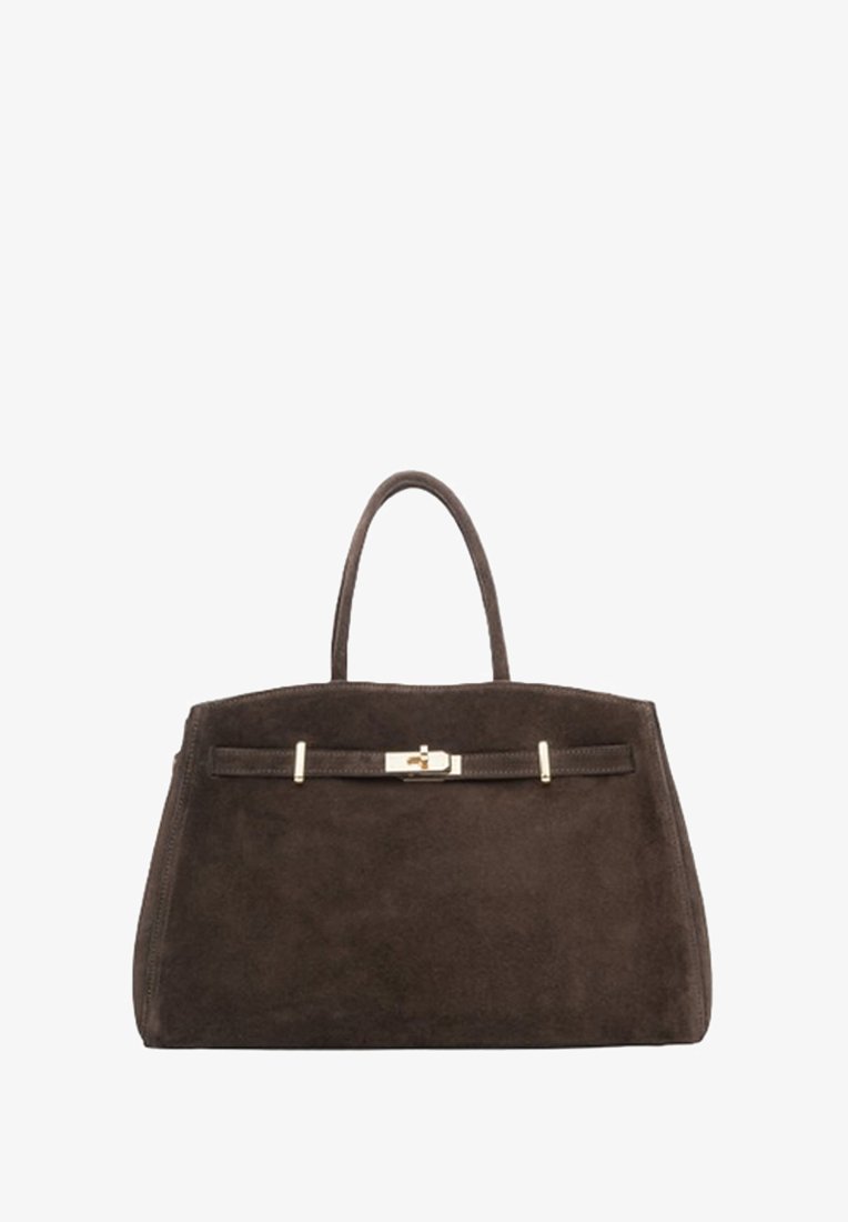Bruine suède handtas met een gestructureerde vorm, dubbele handvatten aan de bovenkant en een gouden sluiting. Gladde textuur en minimalistisch ontwerp.