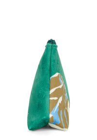 Sacchetto di tessuto verde e beige a forma triangolare, con superficie testurizzata e chiusura con zip. Include motivi astratti di montagne in colori chiari.