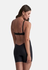 Body shaper scolpisci corpo nero con spalline regolabili e chiusura a gancio e occhiello sul retro; presenta una texture liscia e lunghezza fino a metà coscia.