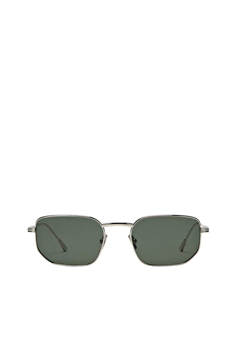 Occhiali da sole rettangolari con lenti verde scuro. Montatura sottile in metallo argento con finitura lucida e aste sottili. Design minimalista.