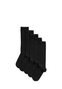 Pět párů černých ponožek do kolen vyrobených z hladkého materiálu, se zvlněnými horními okraji a bezešvou konstrukcí.