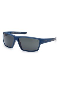 Blauwe plastic zonnebril met donkere glazen; rechthoekig frame; matte afwerking; slanke veren met merkaanduiding.