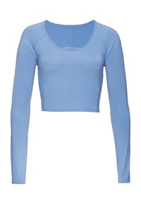Helles blaues Langarm-Crop-Top aus glattem, elastischem Stoff mit rundem Ausschnitt und offenen Kanten."