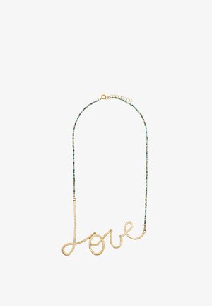 Złoty naszyjnik z napisem "Miłość" w kursywie, podkreślony koralikowym łańcuchem w zielonych i niebieskich tonach, o teksturowanym wykończeniu.