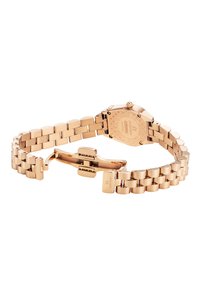 Reloj de pulsera en oro rosa con una caja rectangular, esfera texturizada y una pulsera de eslabones con cierre desplegable. Marca destacada en la parte posterior.