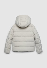 Giacca bianca leggera e imbottita con cappuccio, caratterizzata da pannelli trapuntati orizzontali e polsini elasticizzati per comfort e calore.