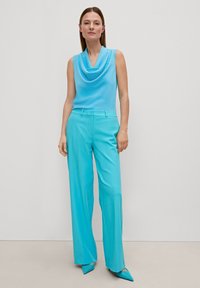 comma MIT WASSERFALL-AUSSCHNITT - Top - türkis