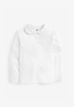 Polo shirt blanc à manches longues avec un col arrondi, une patte de boutonnage à trois boutons et un détail de col à volants, fabriqué en tissu en coton doux.