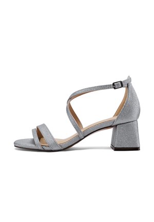 Sandalo argento con cinturino, tacco a blocco, punta aperta, cinturino alla caviglia con fibbia e suola interna liscia, mostrato di profilo su sfondo bianco.