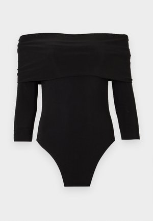 Μαύρο κορμάκι off-shoulder με μακριά μανίκια και διπλωμένο ντεκολτέ, εμφανίζεται σε ουδέτερο φόντο.