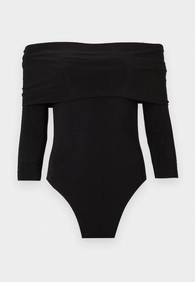 Μαύρο κορμάκι off-shoulder με μακριά μανίκια και διπλωμένο ντεκολτέ, εμφανίζεται σε ουδέτερο φόντο.