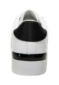Sneaker bianco con texture liscia, presenta un tallone in satin nero e una suola intermedia nera lucida. Punta arrotondata e retro imbottito.