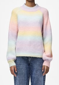 Pastelkleurige gestreepte gebreide trui met een hoge halslijn, in tinten van roze, geel en blauw. Zachte textuur en licht opgeblazen mouwen.