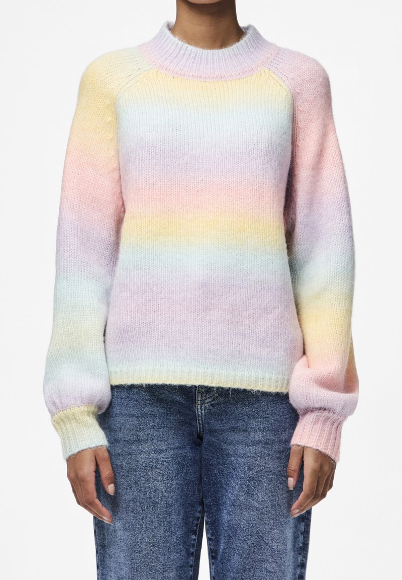 Pastelkleurige gestreepte gebreide trui met een hoge halslijn, in tinten van roze, geel en blauw. Zachte textuur en licht opgeblazen mouwen.