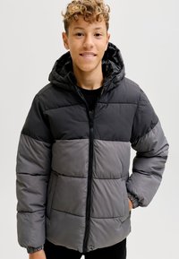 Kurtka puchowa z czarnymi i szarymi panelami, zamkiem błyskawicznym, kapturem ze sznurkiem oraz elastycznymi mankietami, wykonana z gładkiego, pikowanego materiału.