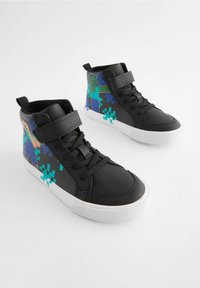 Svarta höga sneakers med en texturerad finish, prydda med pixelerad grafik i blått och grönt. Försedda med snörning och ett kardborreband.