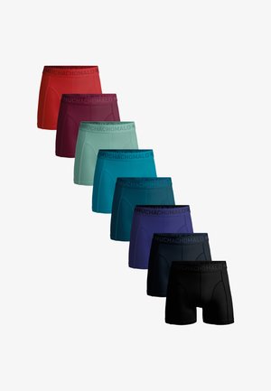 Herenboxershorts in diverse kleuren: rood, bordeaux, muntgroen, turquoise, donker teal, marineblauw en zwart. Voorzien van een elastische zwarte tailleband met merknaam.