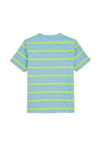Kratke rokave t-shirt v svetlo modri barvi z vodoravnimi neonsko zelenimi črtami, z okroglo ovratnikom in mehkimi, teksturiranimi materiali.