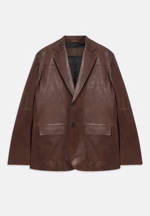 Blazer de cuero marrón oscuro con solapas de pico, dos botones negros, bolsillos con tapa y forro interior negro, dispuesto sobre un fondo blanco.