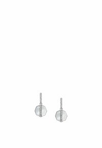 Boucles d'oreilles en argent mettant en avant un pendentif octogonal avec une surface texturée, agrémenté d'une ligne verticale de petites pierres claires.